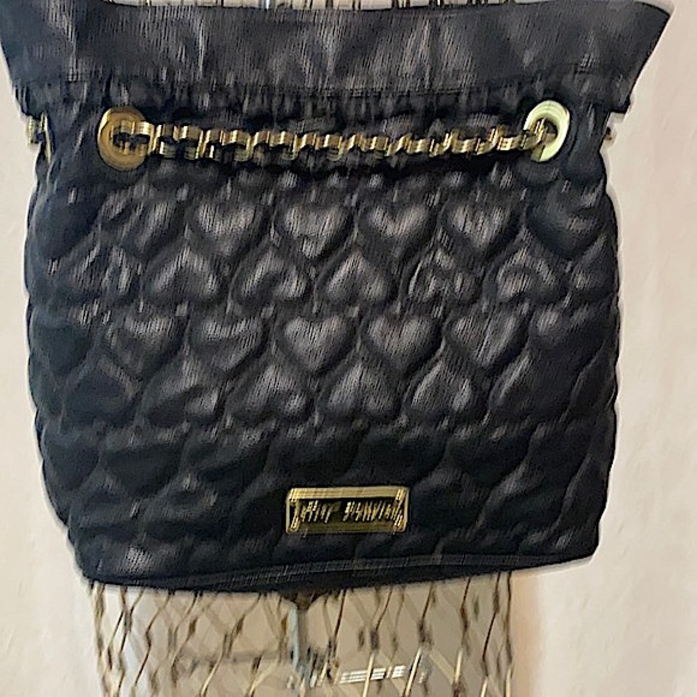 I LN Betsey Johnson puffed heart backpack